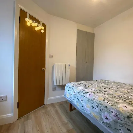 Promo Modern 1-bedroom Flat Near Crokepark And Citycentre