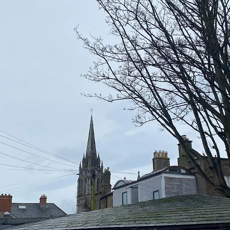 Promo Modern 1-bedroom Flat Near Crokepark And Citycentre Apartment *